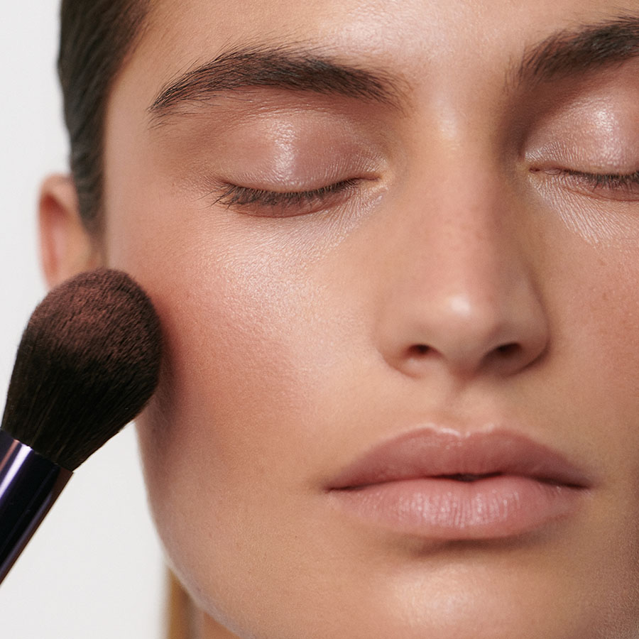 Make-Up-Anwendung-Look-2-Blush-02-Apricot-1352-Webshop