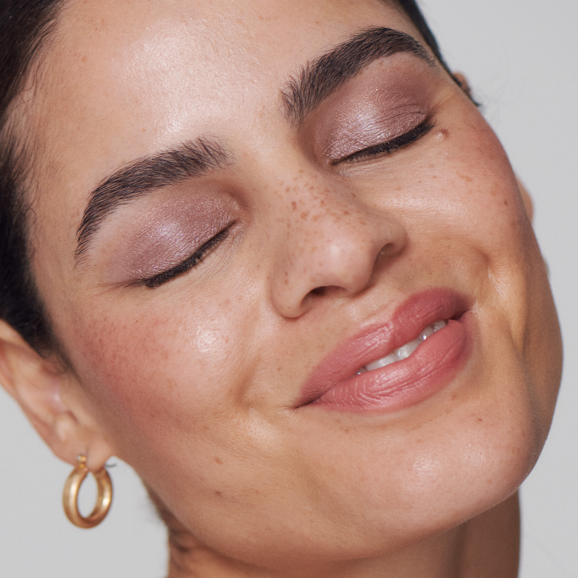 ILIA-Beauty-Liquid-Powder-Eye-Tint-Dim-818107026652_5