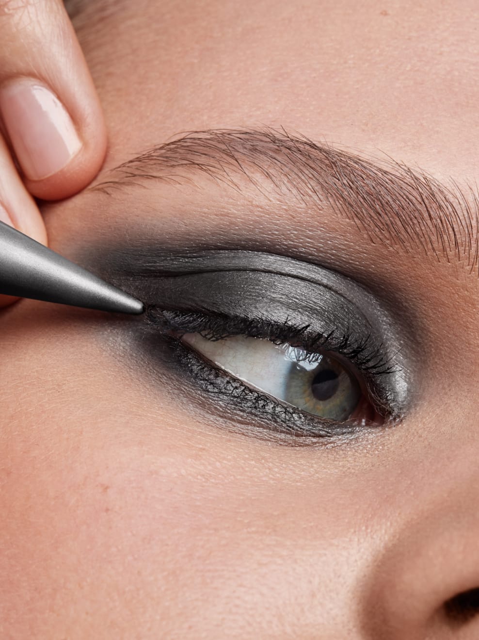 UG_LUK_PS_06_RGB_L4_988x1319px_a3b69aba-a4d5-41d0-92a4-572092988c31 LUK Cream Eye Stick Magic Grey 06, 2g