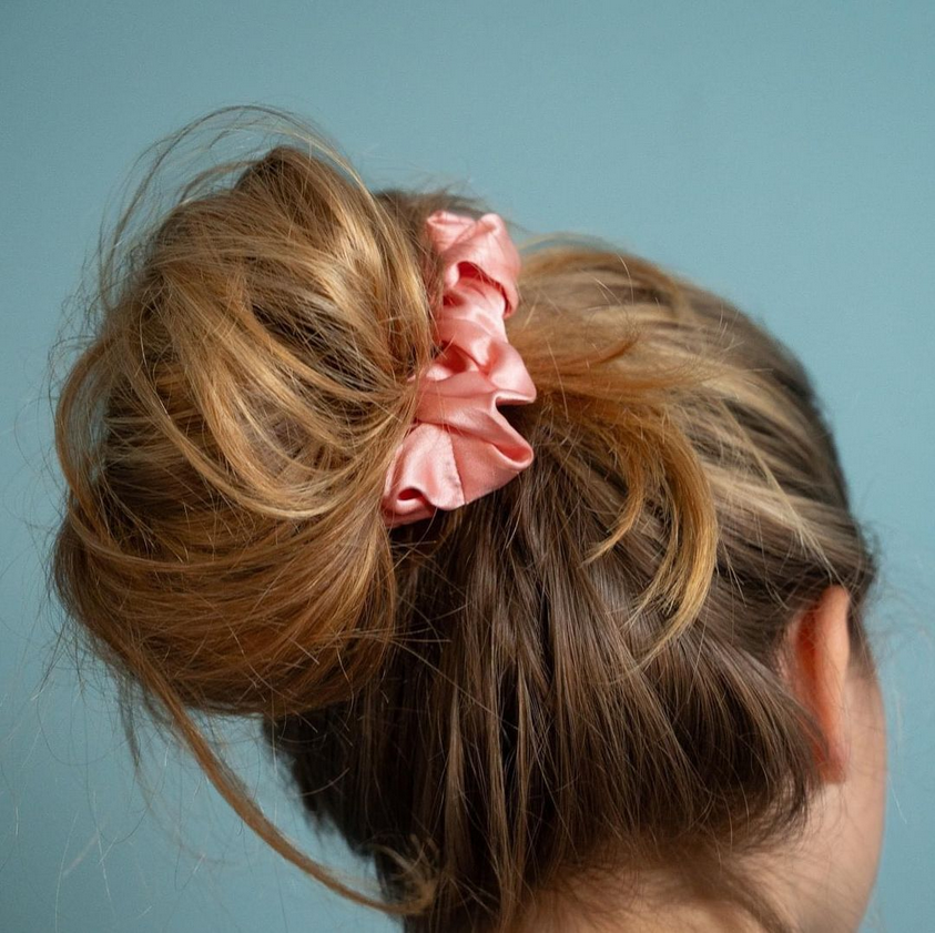 scrunchie-rose-im-haar