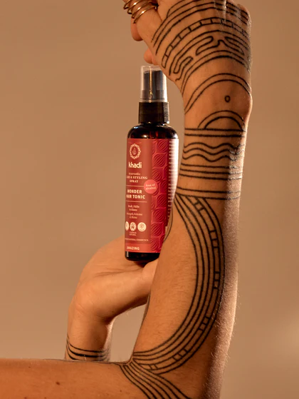 wonder-hair-tonic-model-hand-khade