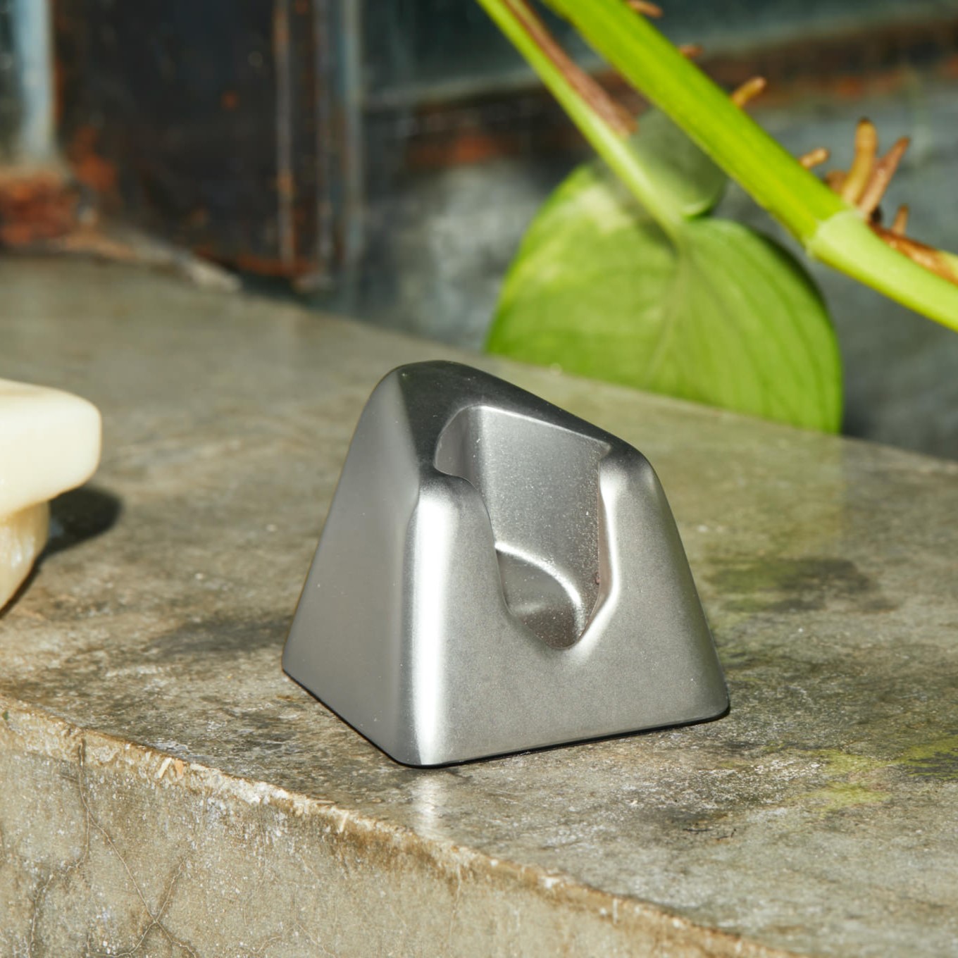 leaf-stand_PDP_with-packaging_SilverzrVioufud7JXs The Leaf Razor Stand - Silver (matt)