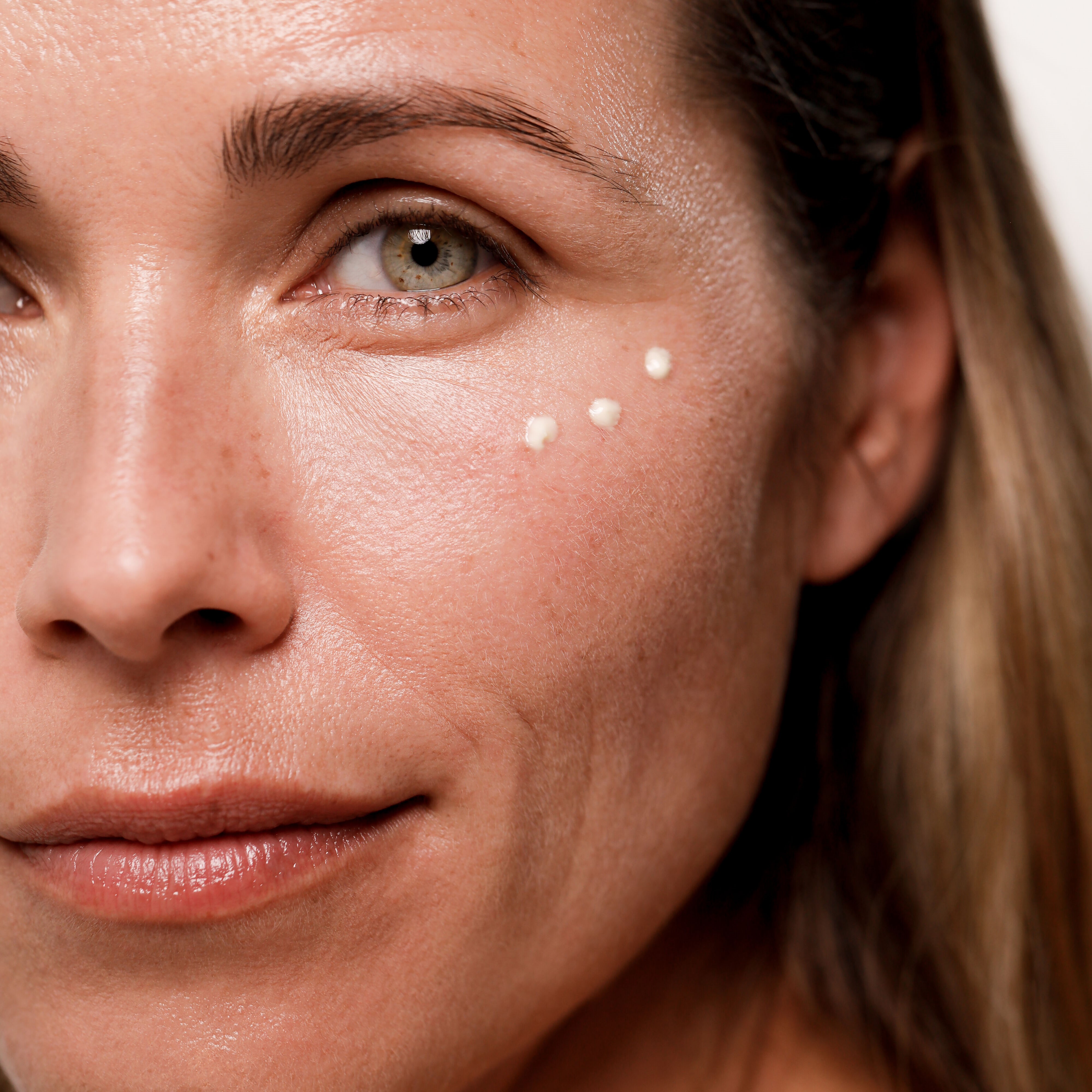 Regeneration-Augencreme-Anwendung-002-UK-HighRes_dic_mastern3Yn2sdeStyml