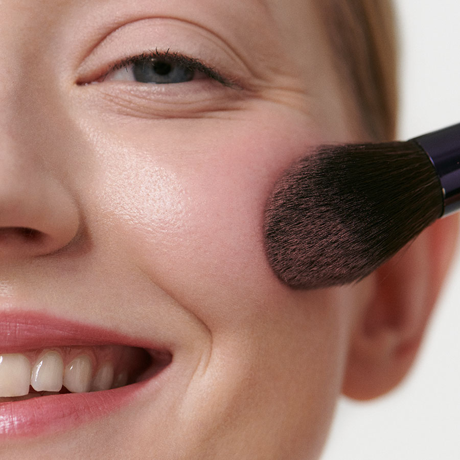 Make-Up-Anwendung-Look-1-Blush-01-Raspberry-1944-Webshop