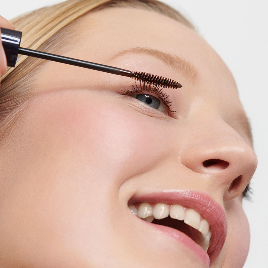 Make-Up-Anwendung-Look-1-Defining-Mascara-01-Black-1967-Webshop