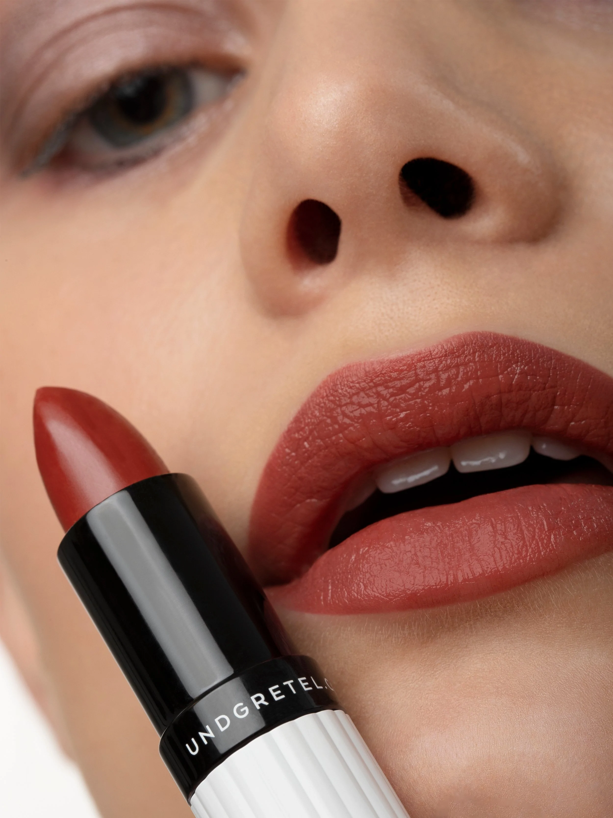 UG_TAGAROT_VEG_PS_11_RGB_L4_2746x3668px_Frei_4260390881771_1 TAGAROT VEGAN Lipstick Spicy Red 11