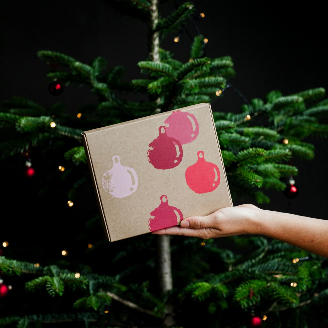 Weihnachten-2024-Geschenkset-Rosen-Ritual-geschlossen-ohne-Banderole-Hand-Model-Weiblich-Weihnachtsbaum_dic_master