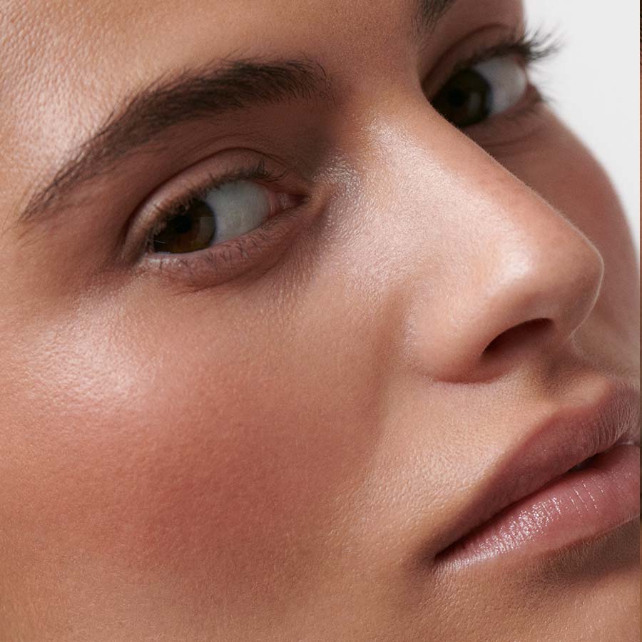 Make-Up-Anwendung-Look-2-Blush-02-Apricot-1394-Webshop