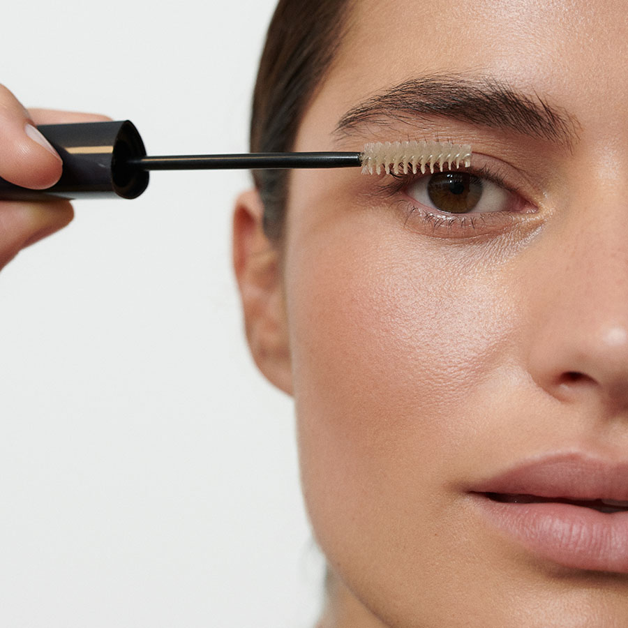 Make-Up-Anwendung-Look-2-Brow-And-Lash-Gel-00-Translucent-0737-Webshop
