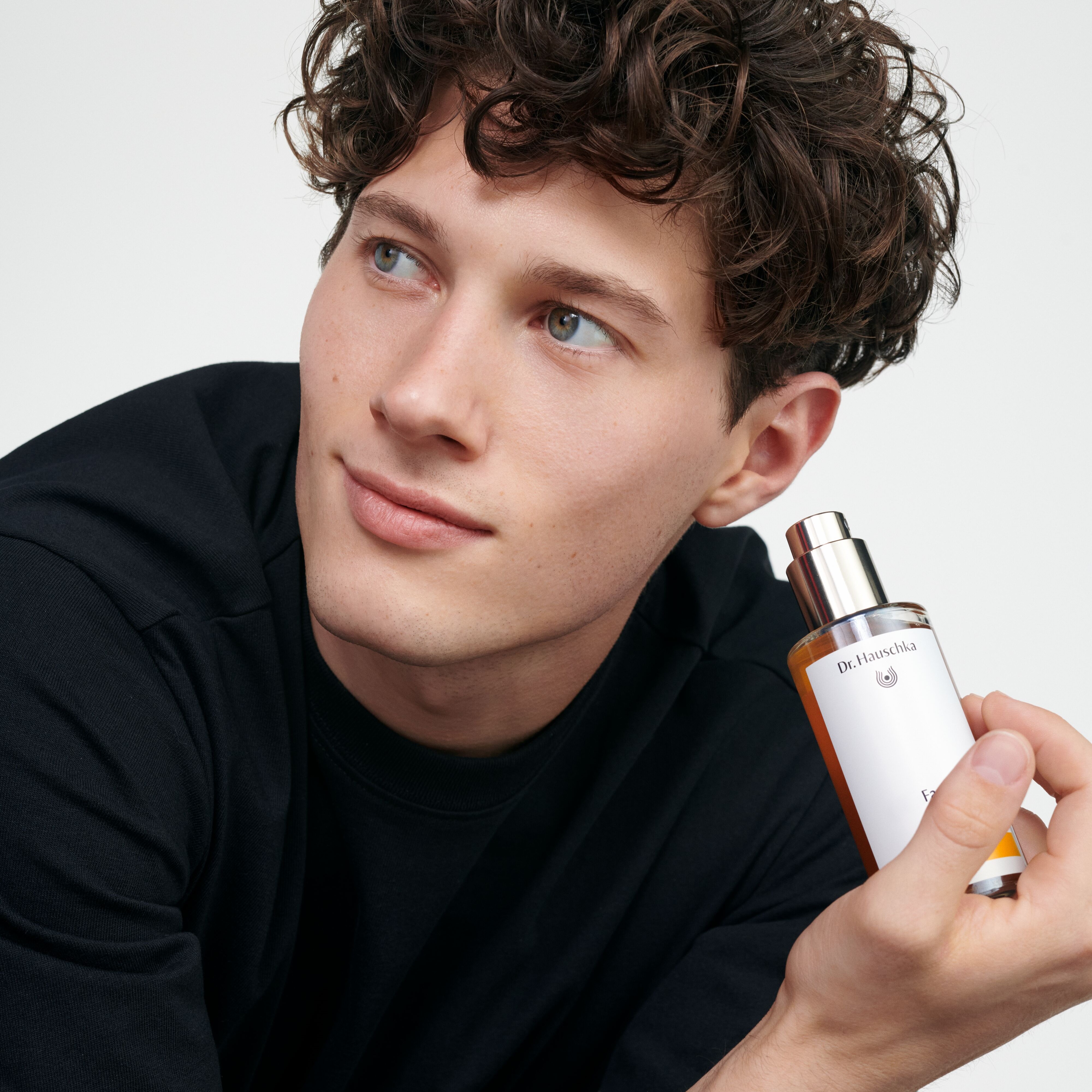 Gesichtstonikum-Model-Mannlich-Produkt-US-ES-Look-0933_dic_masteriBNHG1KOEyT2e