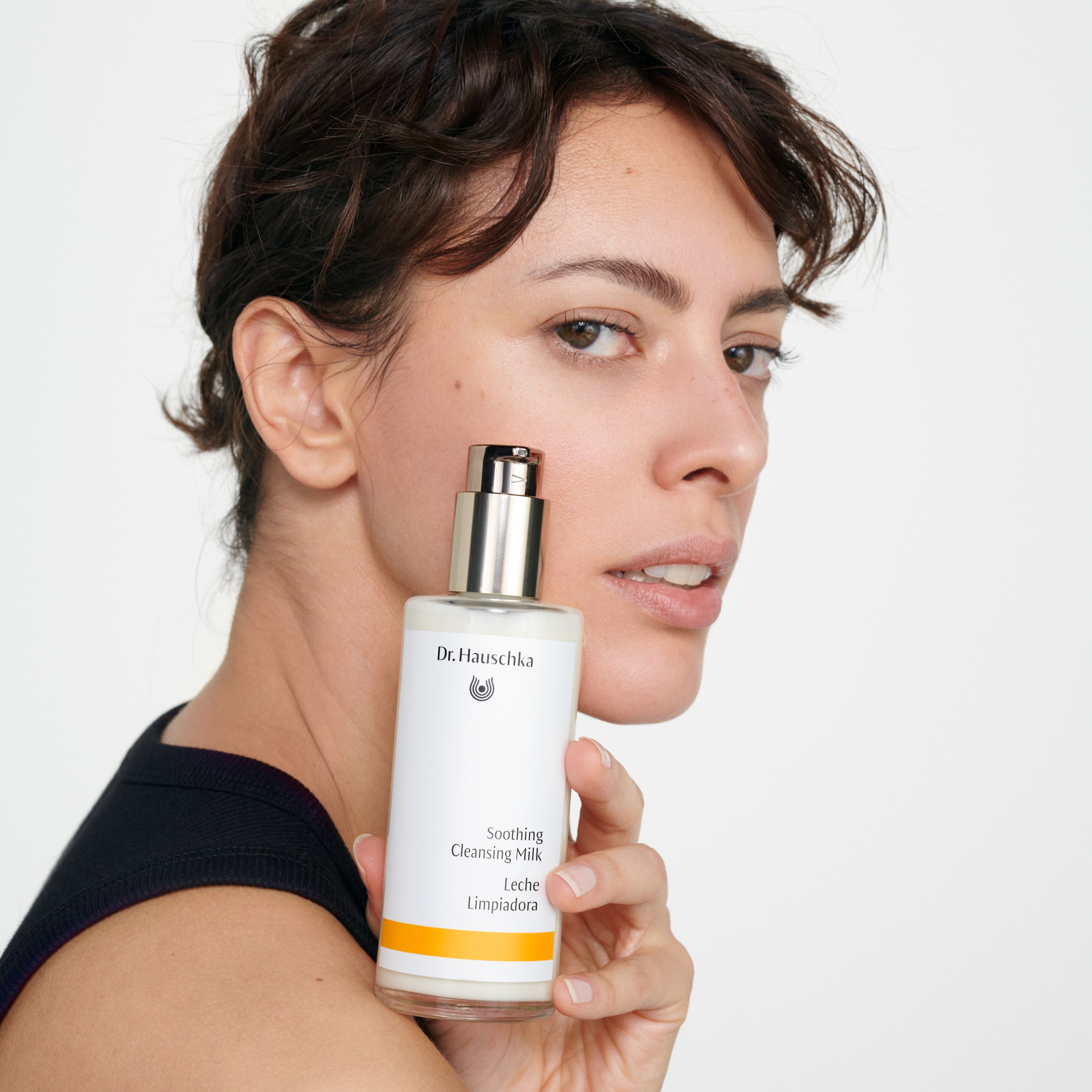 Reinigungsmilch-Model-Weiblich-Produkt-US-ES-Look-4439_dic_masterwzyHWfwYtfvNg