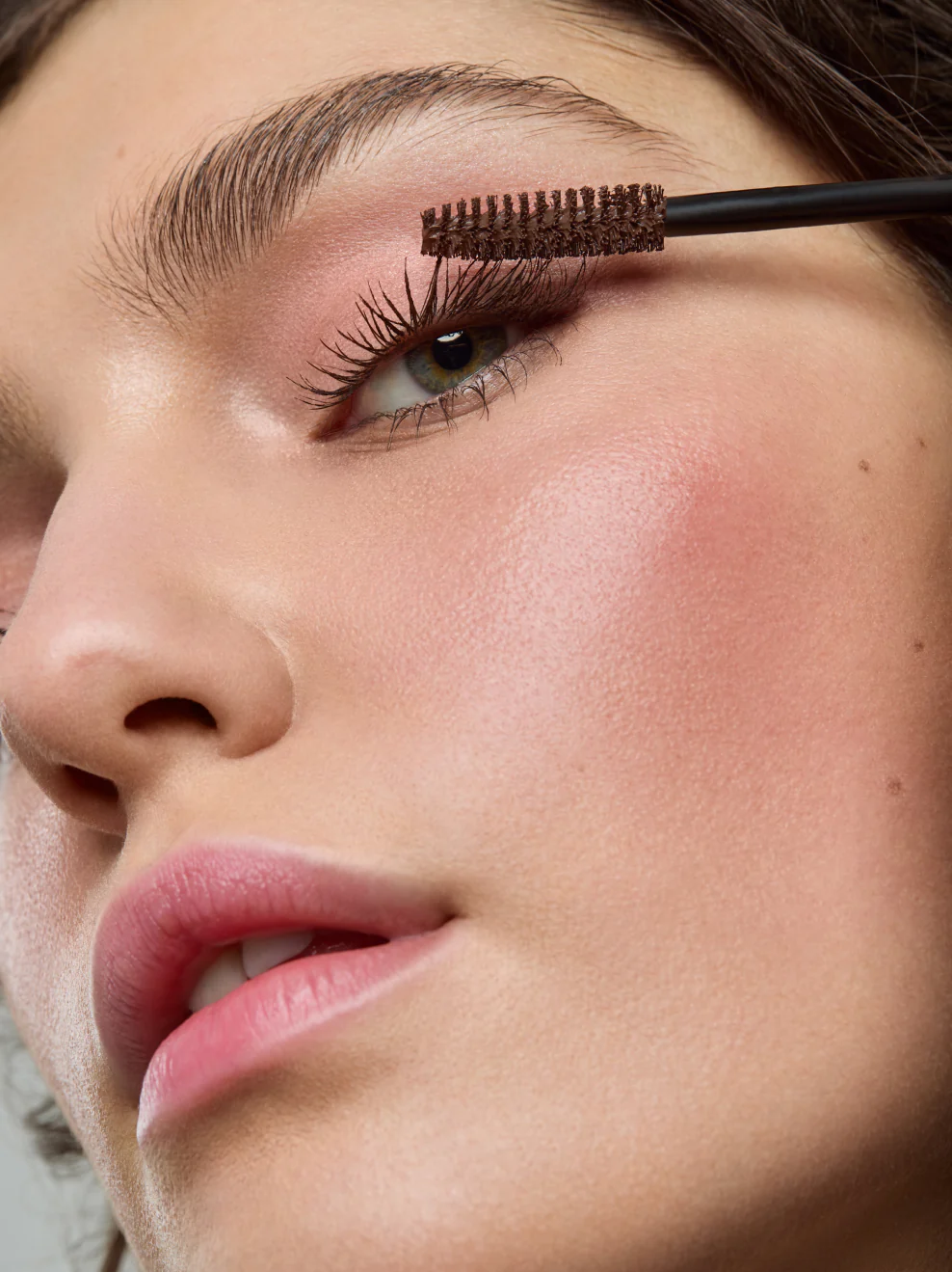 UG_WINT_PS_1_RGB_L1_2746x3668px_frei_4260390880415_1 WINT Mascara Chestnut 01