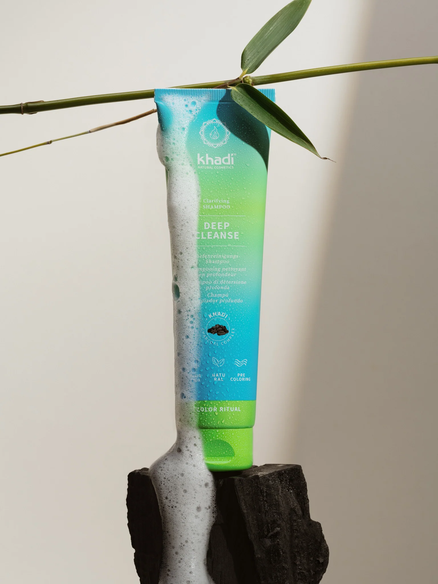DeepCleanse_shampoo_Aktivkohle_khadi_schaum-emotional_6739b351-31fd-472b-9e27-65f878ac3edb