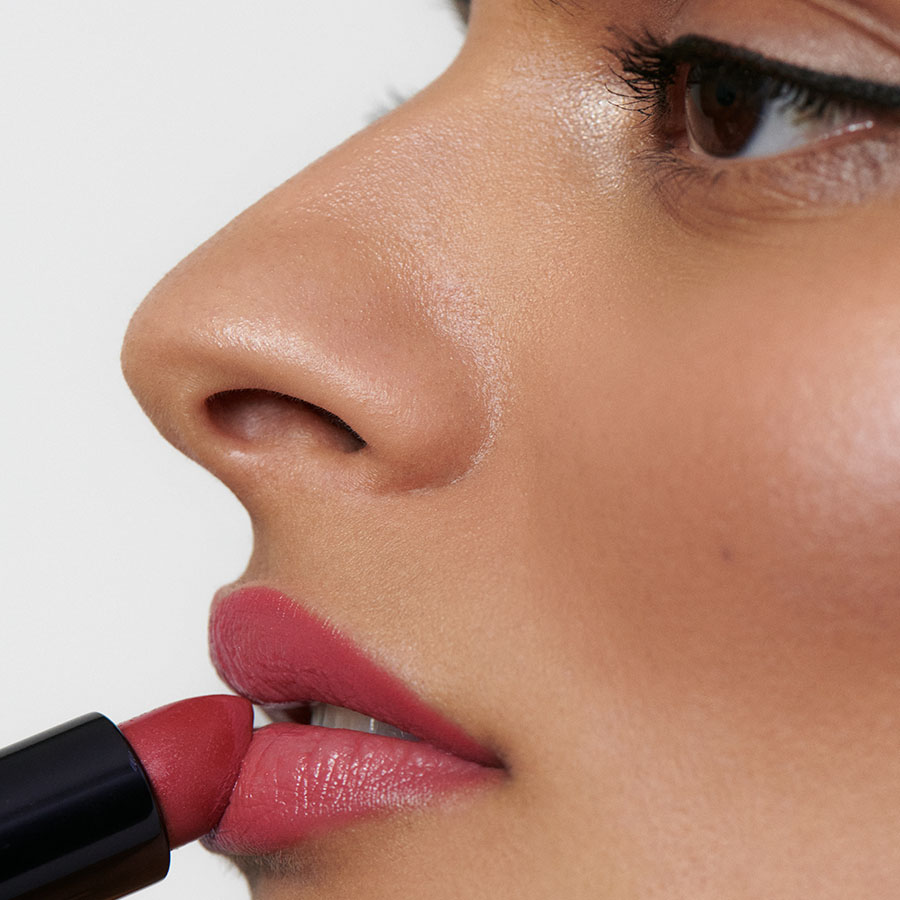 Make-Up-Anwendung-Look-5-Lipstick-07-Orpine-2321-Webshop
