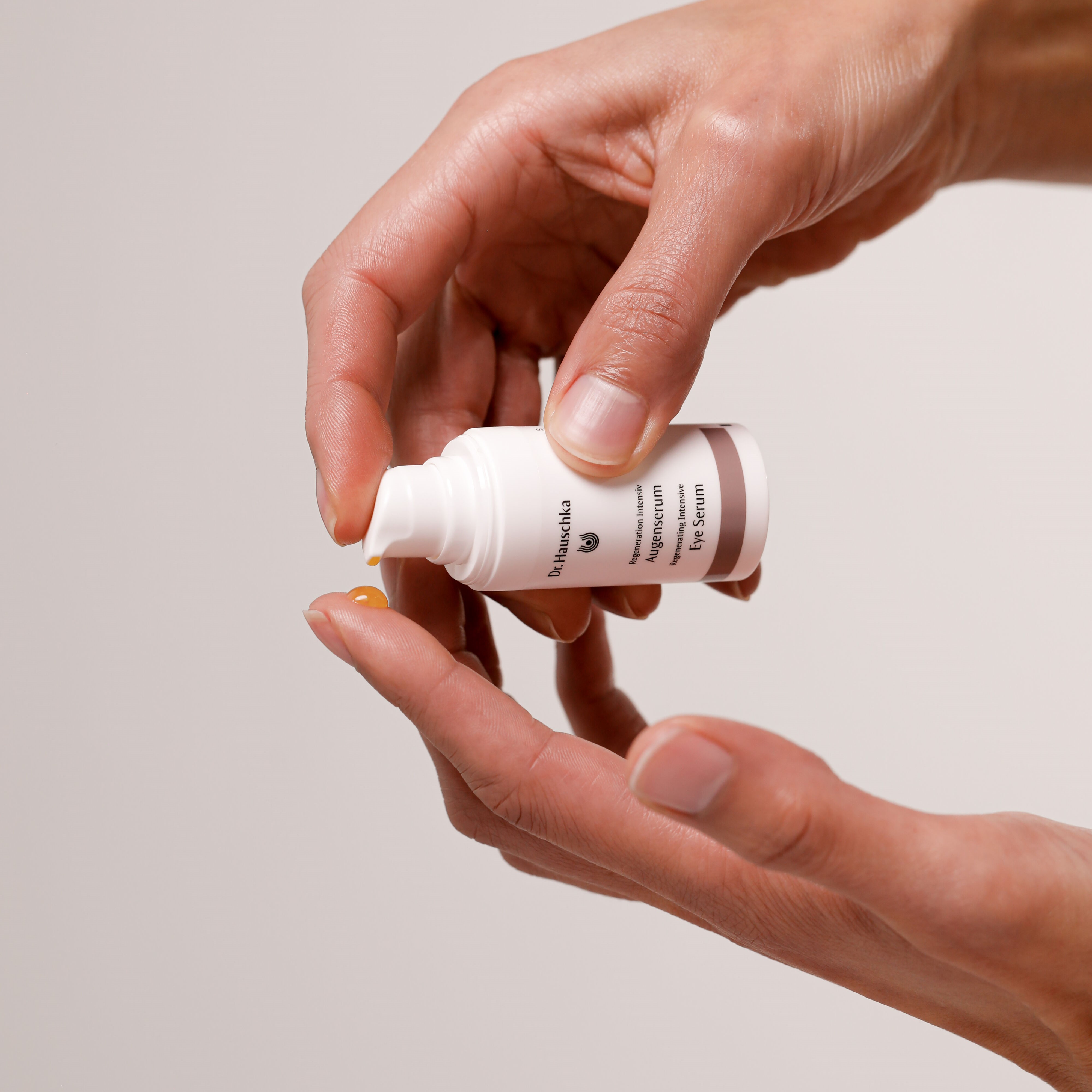 Regeneration-Intensiv-Augenserum-Anwendung-002-UK-HighRes_dic_masterm9s4xkBNwt9uO
