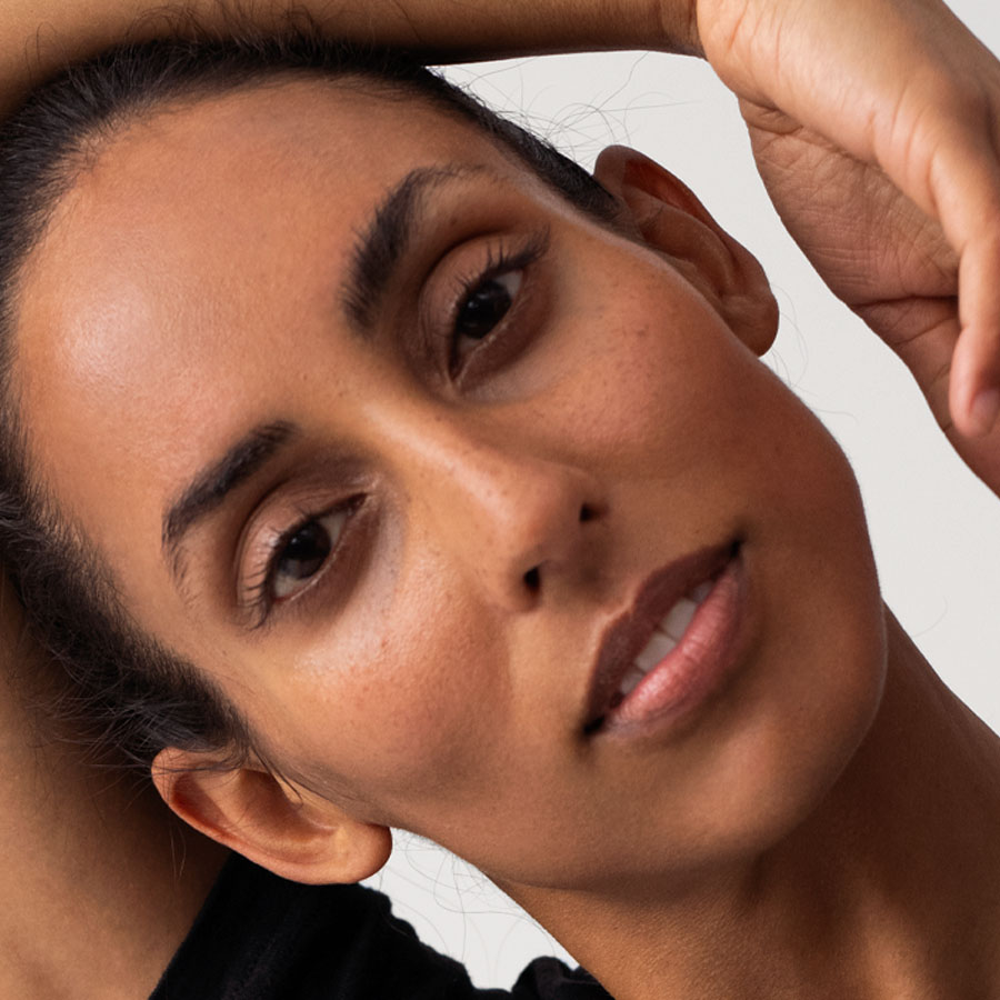 Make-Up-Anwendung-Foundation-05-Nutmeg-413-Webshop