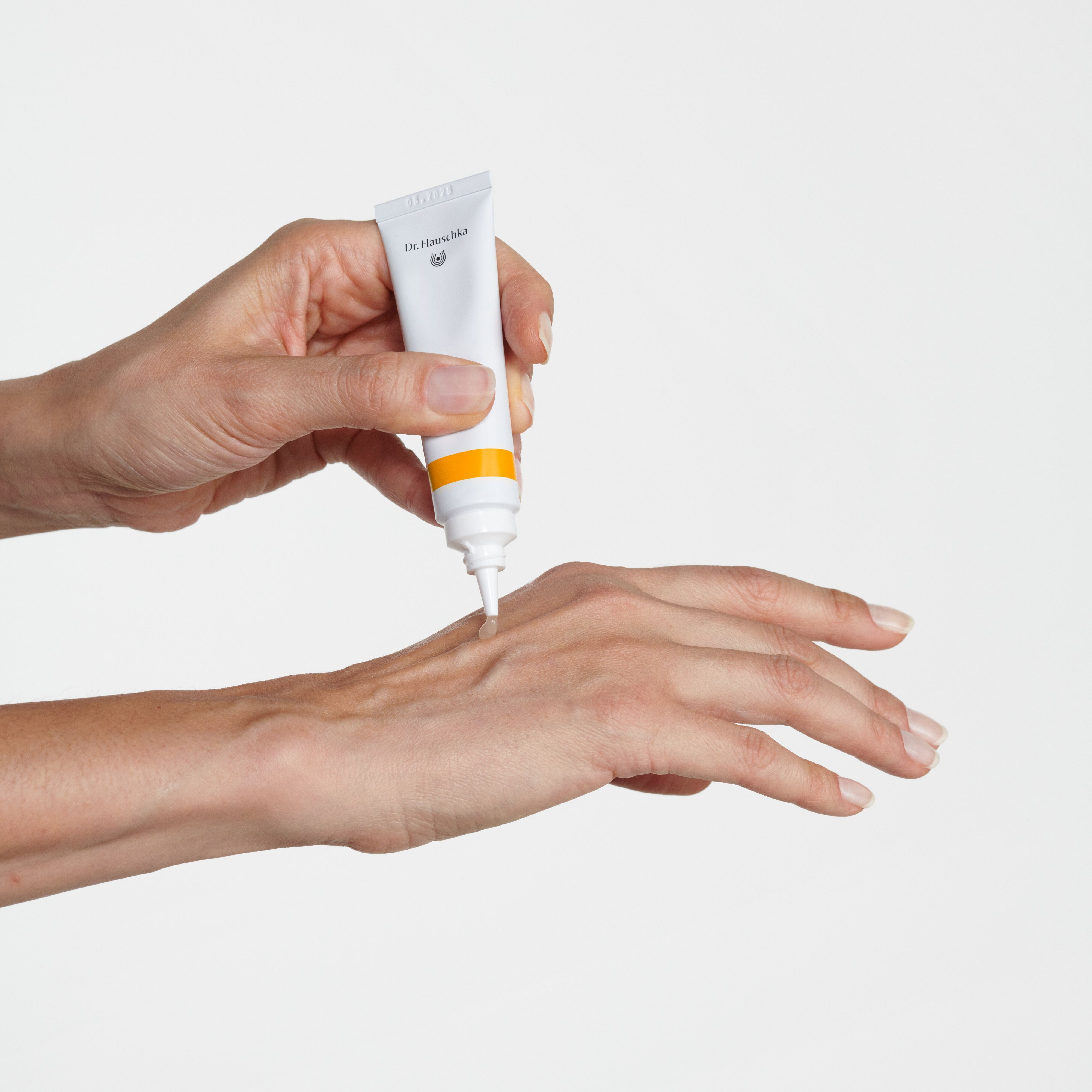 Nachtserum-Anwendung-Textur-Hand-Model-Weiblich-4571_dic_masteruRapdnmv6d3z4