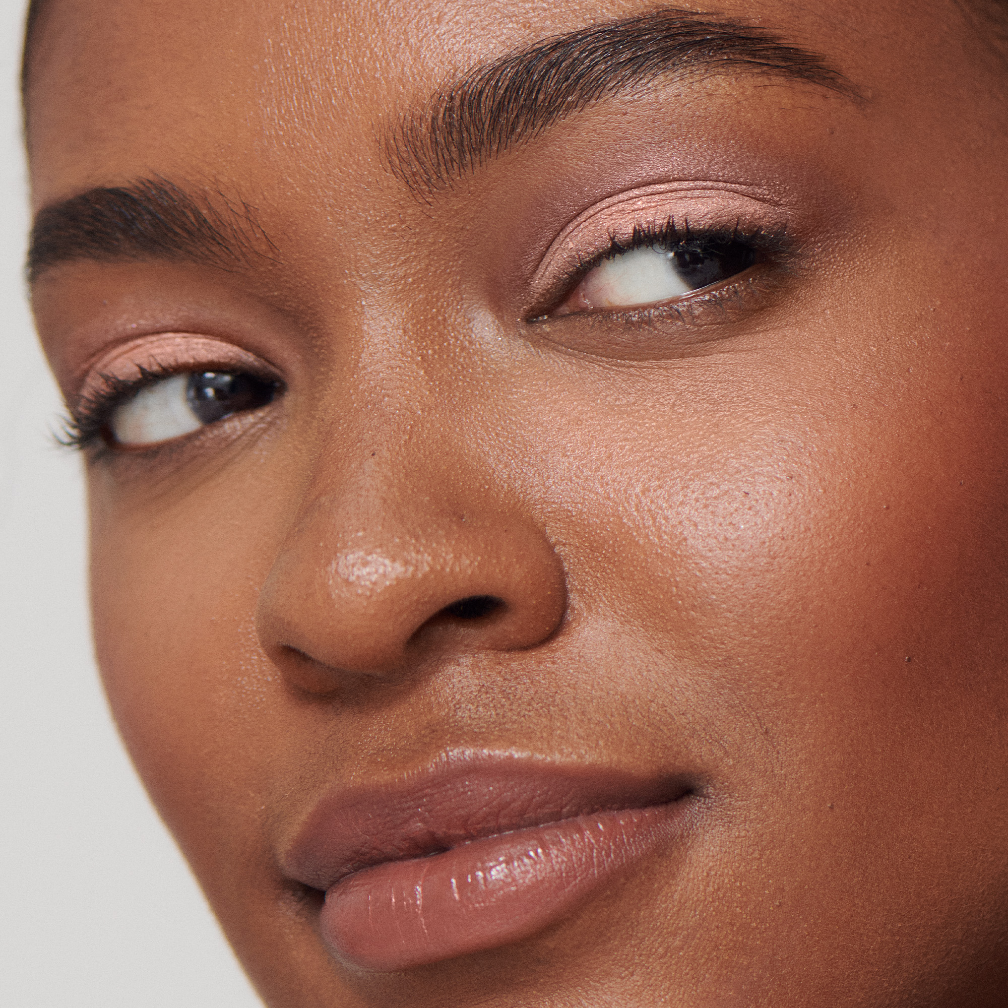ILIA-Beauty-Liquid-Powder-Eye-Tint-Mythic-818107026638_5
