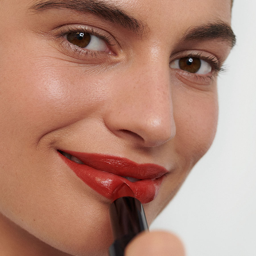 Make-Up-Anwendung-Look-2-Lipstick-10-Dahlia-1051-Webshop