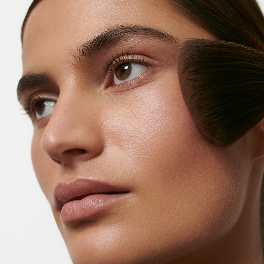 Make-Up-Anwendung-Look-2-Bronzing-Powder-01-Bronze-0621-Webshop