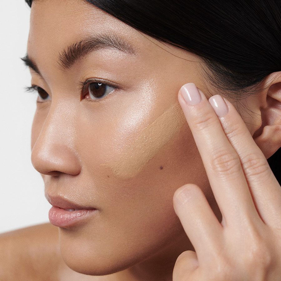 Make-Up-Anwendung-Look-4-Foundation-06-Walnut-3142-Webshop