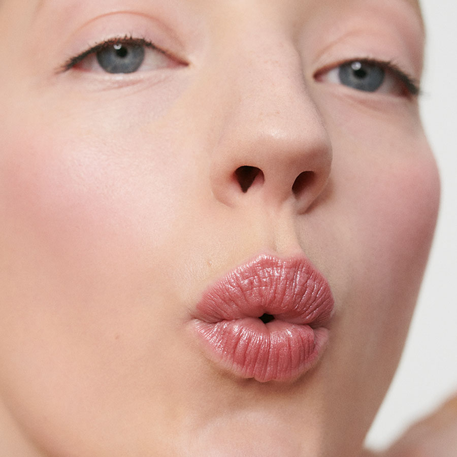 Make-Up-Anwendung-Look-1-Lipstick-02-Mandevilla-1845-Webshop