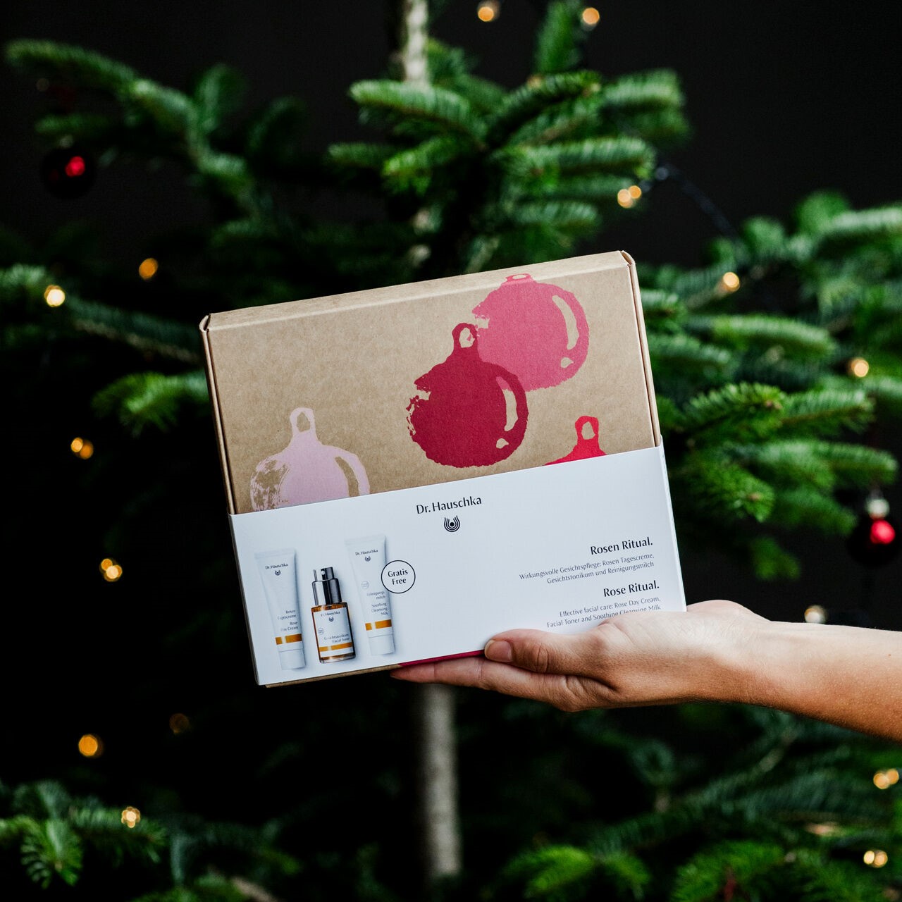 Weihnachten-2024-Geschenkset-Rosen-Ritual-DE-GB-geschlossen-mit-Banderole-Hand-Model-Weiblich-Weihnachtsbaum_dic_master