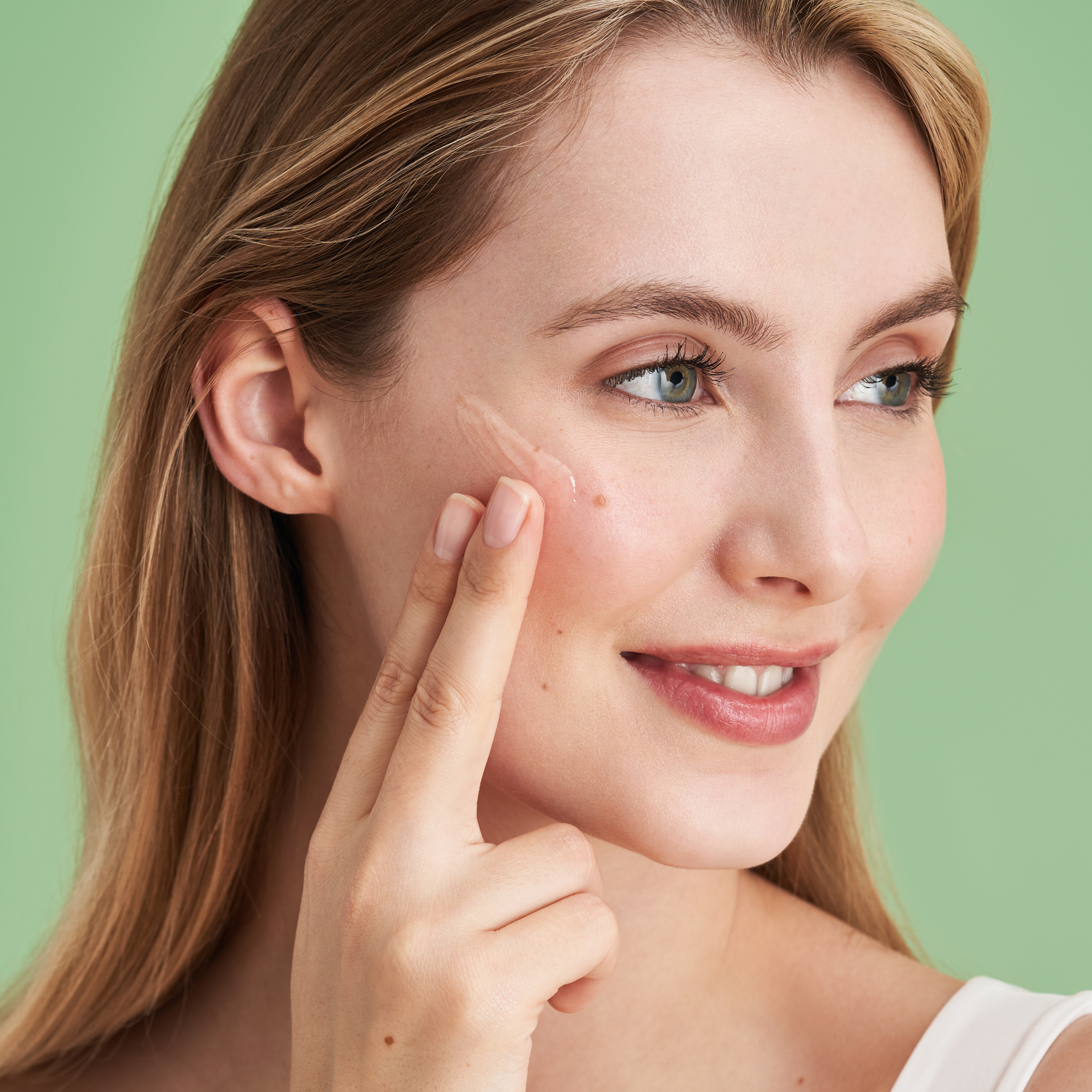 DADO-SENS-Sensacea-Gesichtspflegeserie-Intensivserum-EXTRA-CARE-Gesichtsemulsion_Presseformat_9567