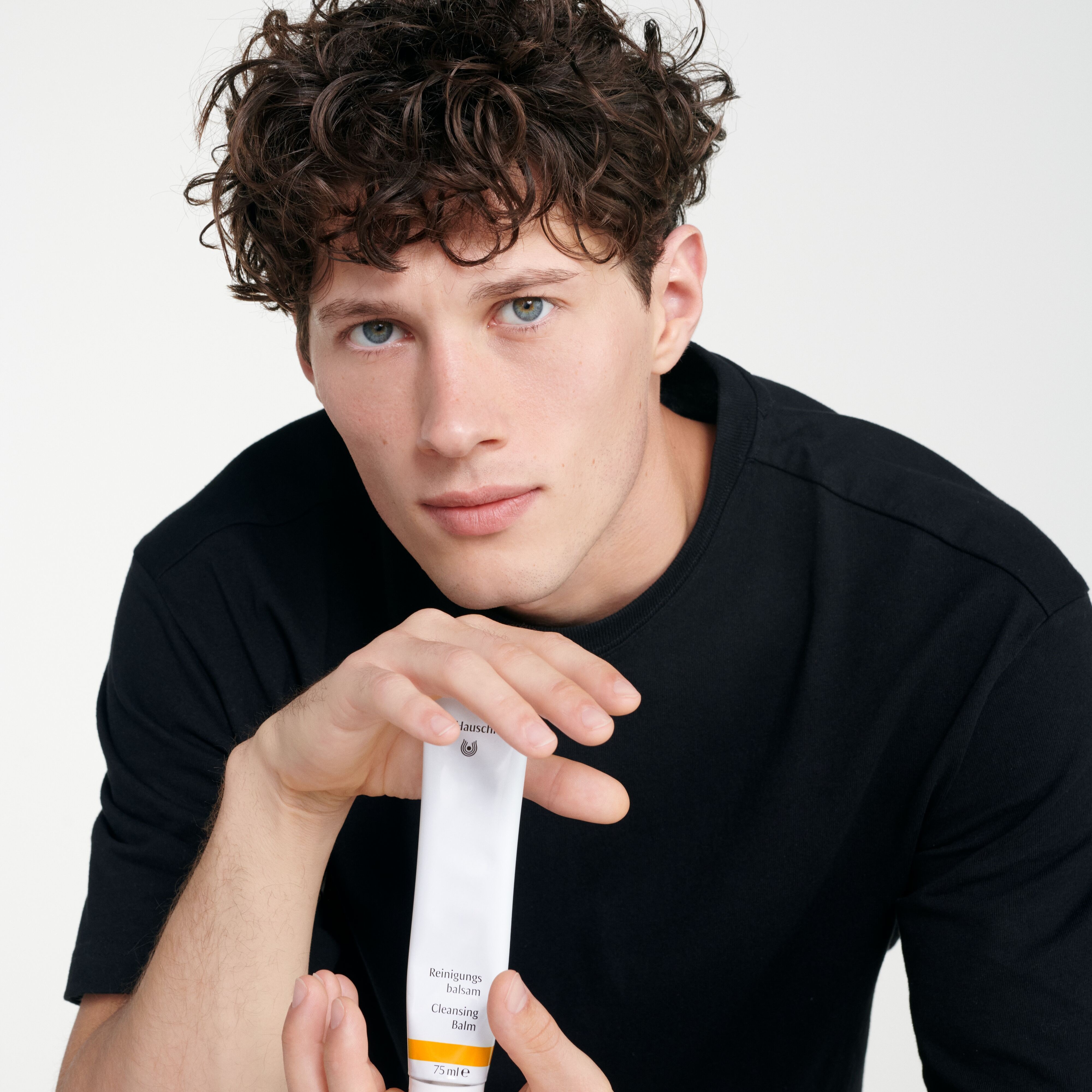 Reinigungsbalsam-Model-Mannlich-Produkt-DE-GB-Look-0585_dic_master