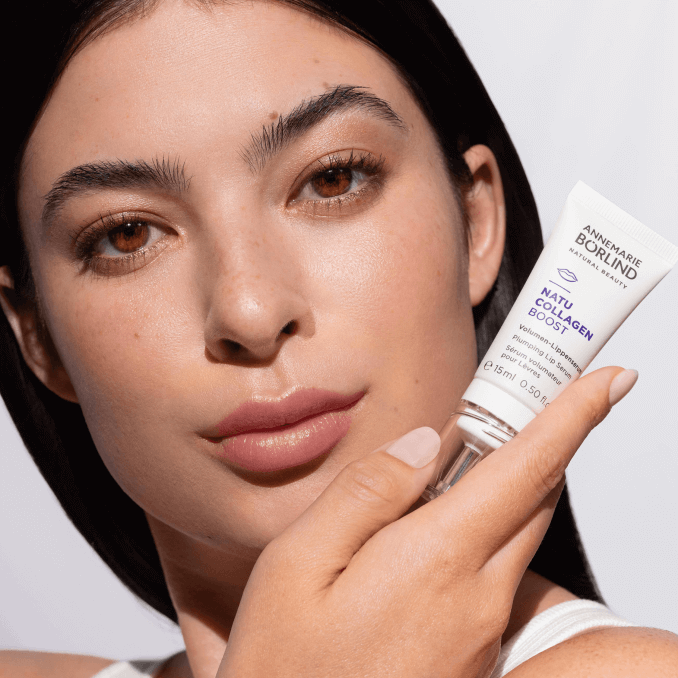 boerlind-kompetenzfeld-natucollagen-volumen-lippenserum-tube-hand