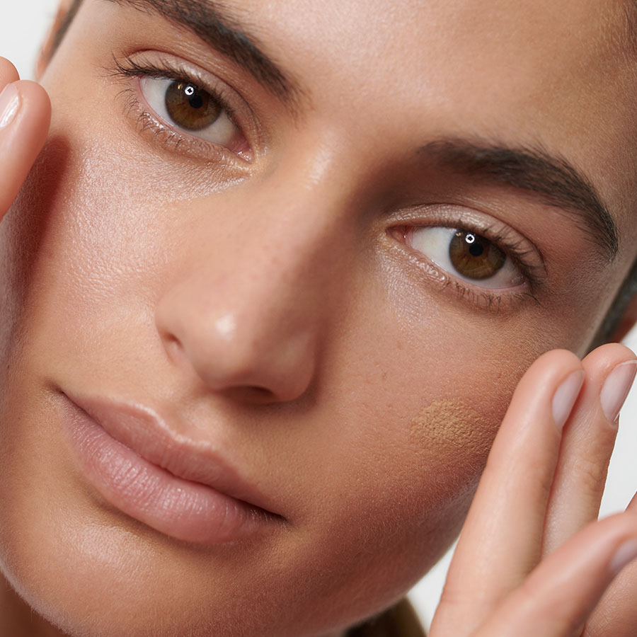 Make-Up-Anwendung-Look-2-Foundation-04-Hazelnut-0544-Webshop