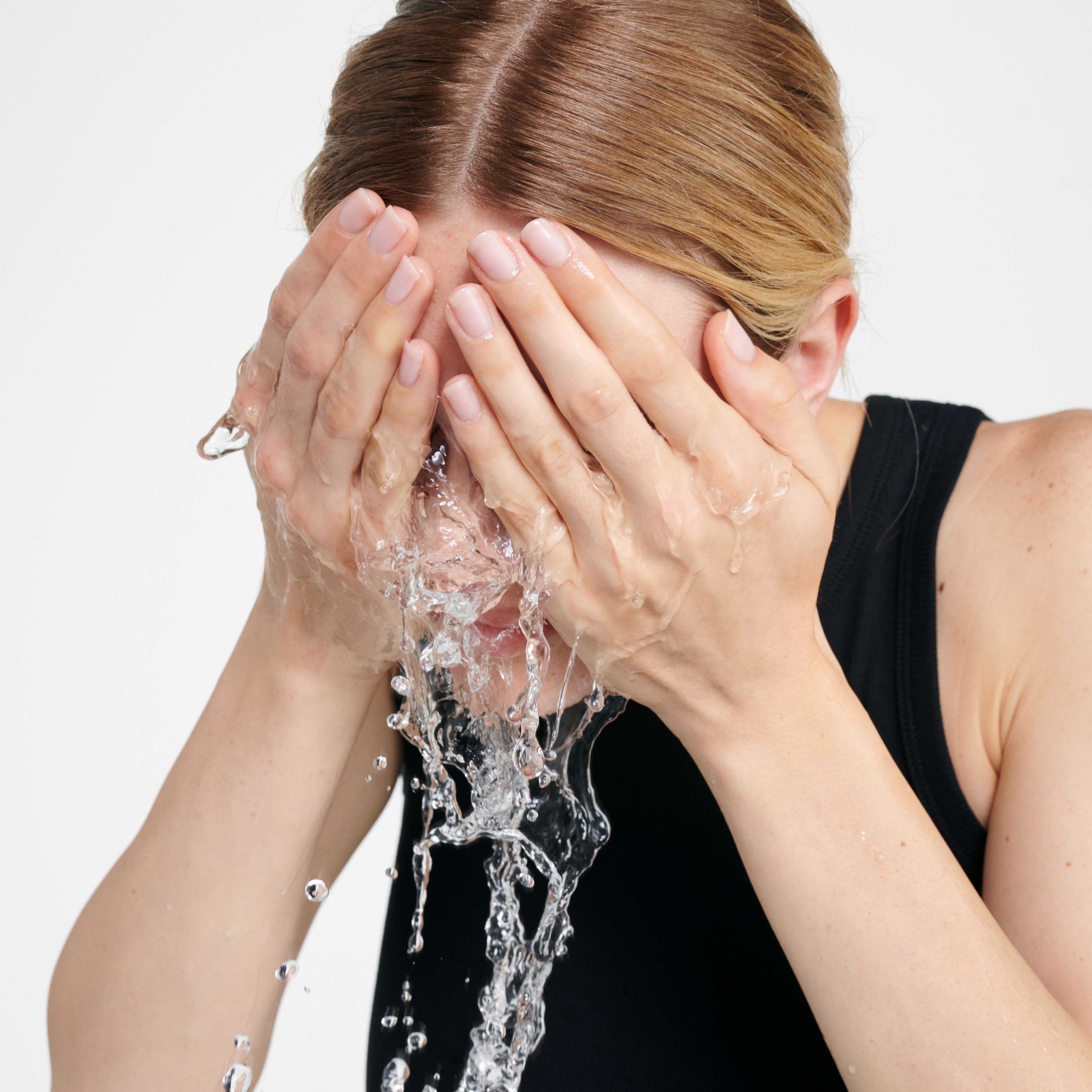 Reinigungsbalsam-Model-Weiblich-Gesicht-Wasser-Anwendung-1571_dic_master