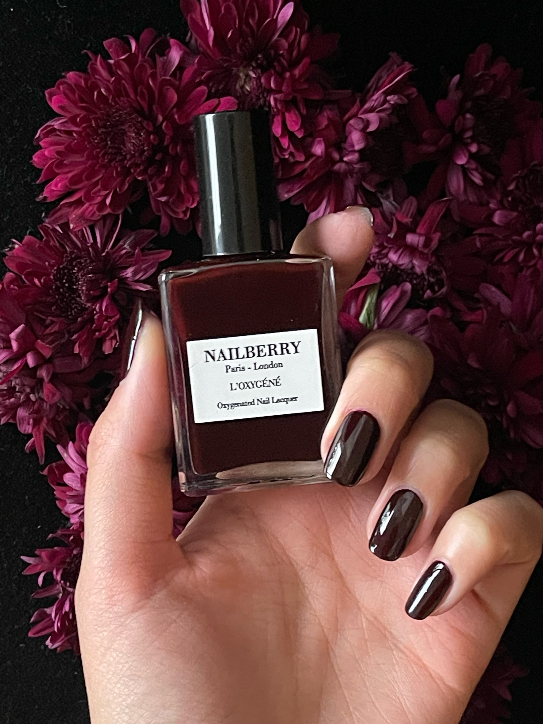 NOIRBERRY-HAND-AND-BOTTLE-FLORAL
