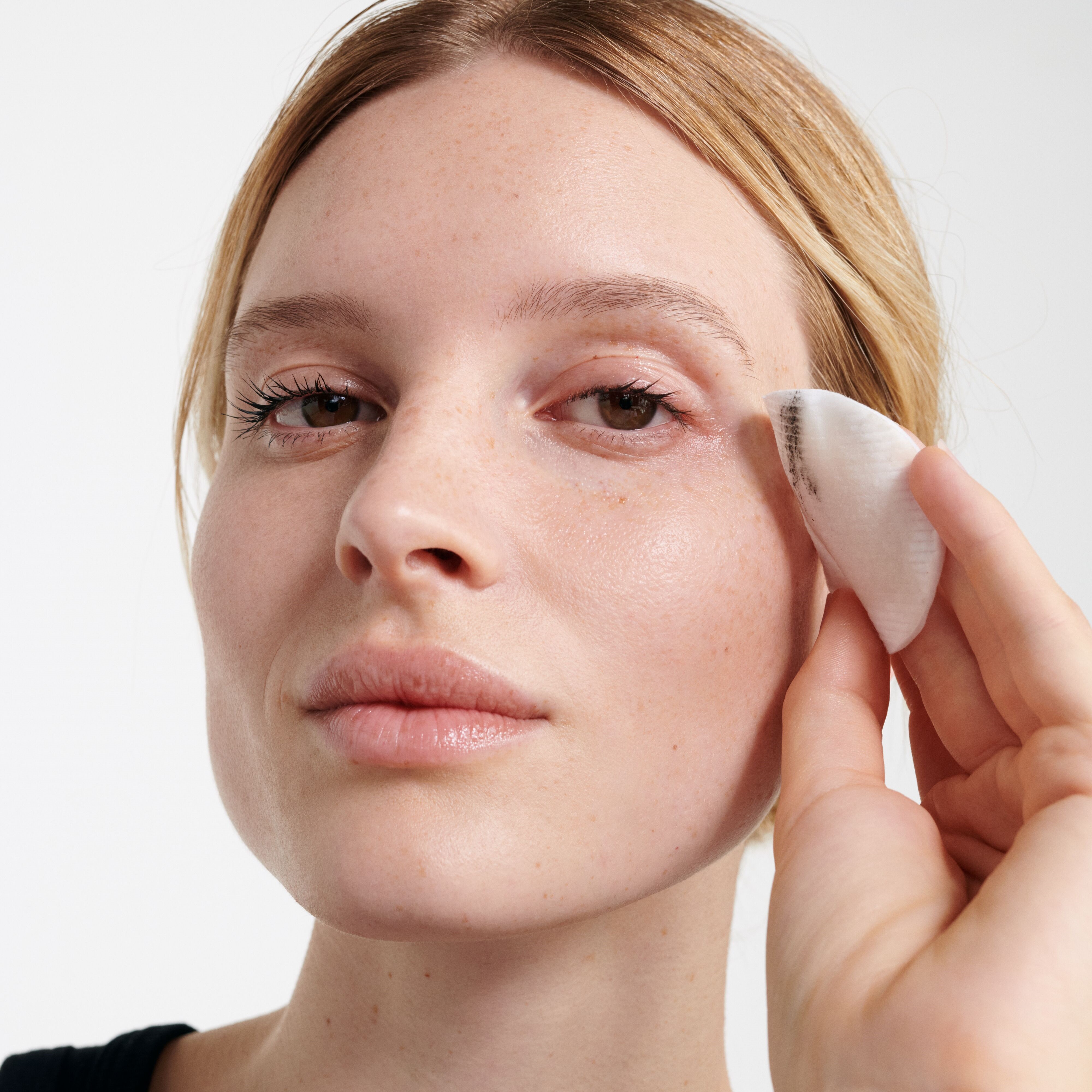 Augen-Make-up-Entferner-Model-Weiblich-Gesicht-Anwendung-1523_dic_masterI1nkCfs7Rfich