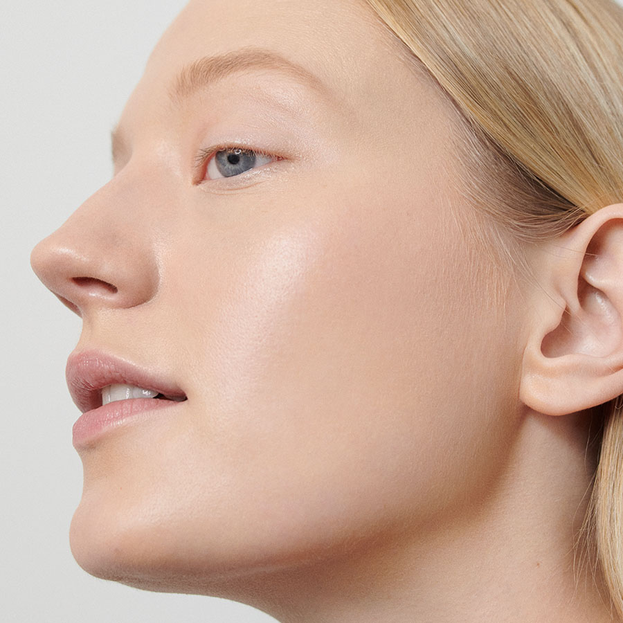 Make-Up-Anwendung-Look-1-Foundation-01-Macadamia-1449-Webshop