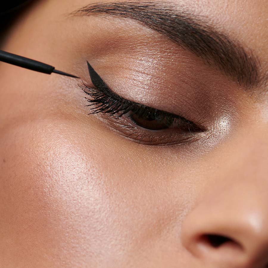 Make-Up-Anwendung-Look-5-Liquid-Eyeliner-01-Black-2294-Webshop
