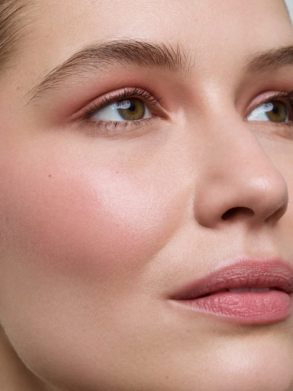 UG_MILTE_Blush_Multistick_01_MOD_04_988x1319_f1309f3b-86e7-4be5-9319-5943629d4f7d