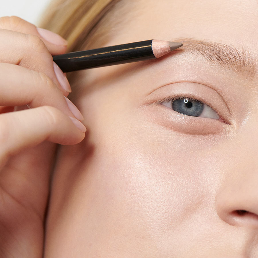 Make-Up-Anwendung-Look-1-Eyebrow-Definer-1581-Webshop