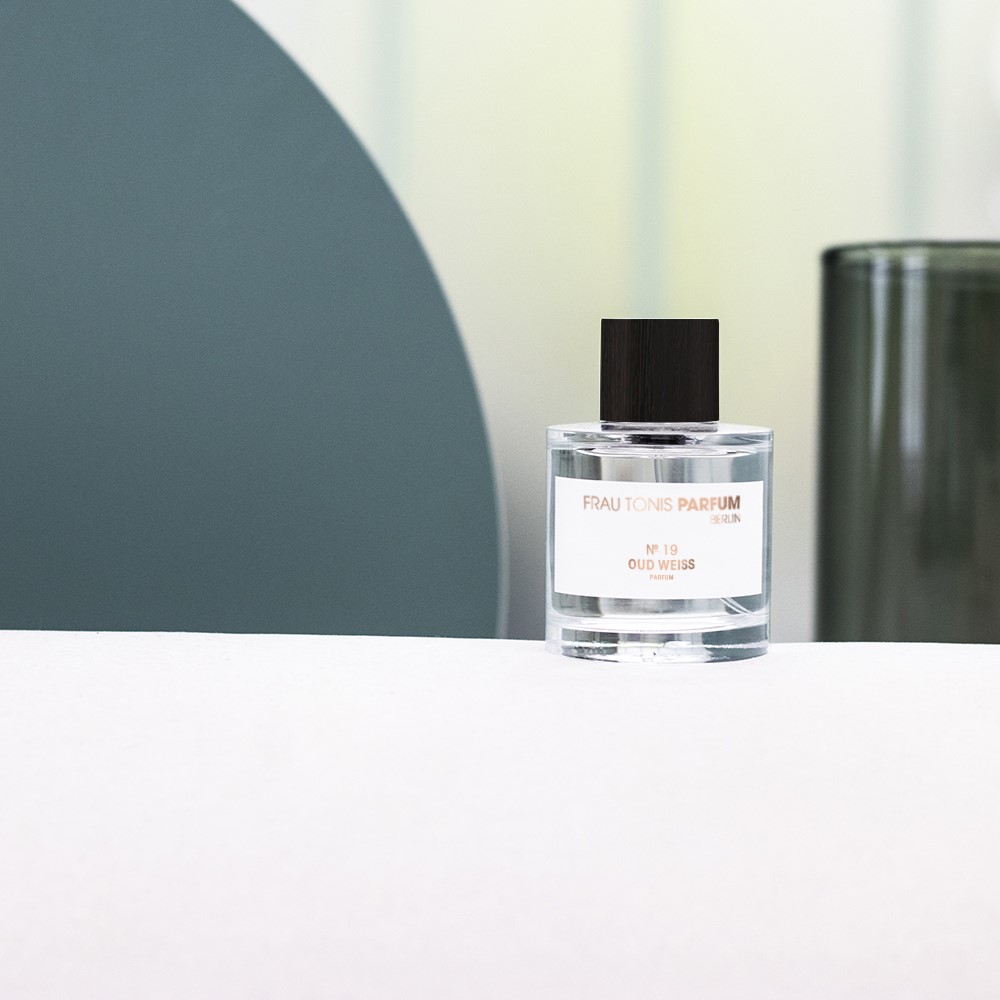 frau-tonis-parfum-berlin-parfum-intense-19-oud-weiss-mood-cropped