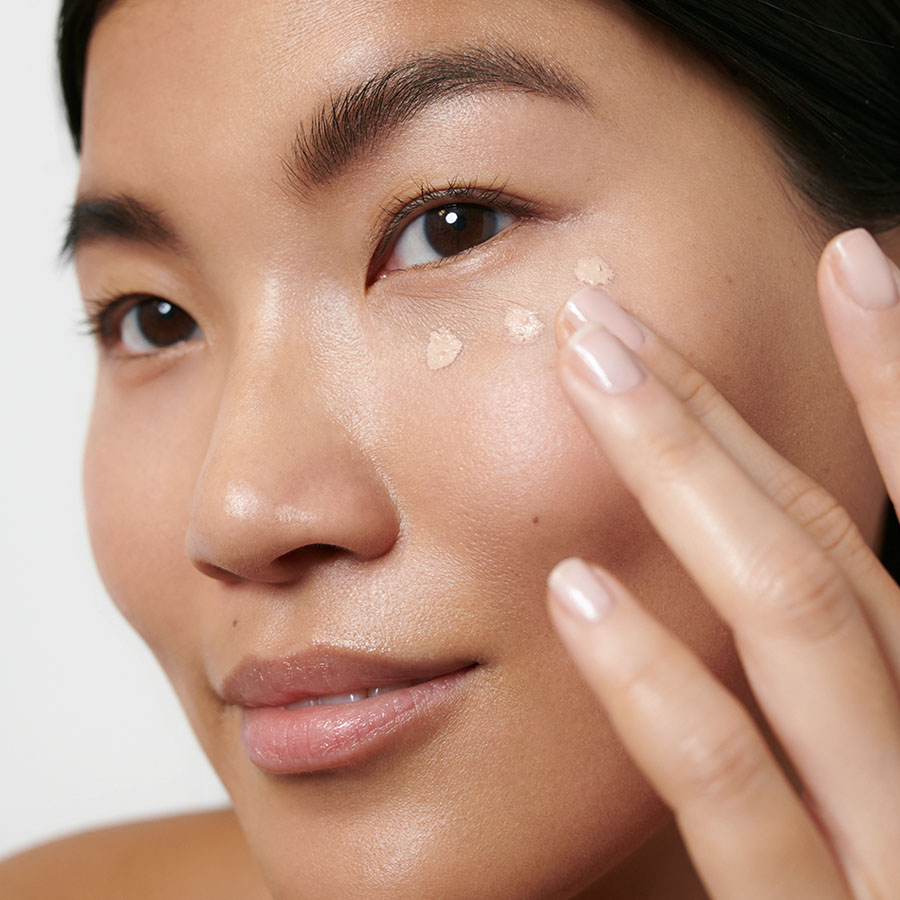 Make-Up-Anwendung-Look-4-Concealer-02-Chestnut-2928-Webshop