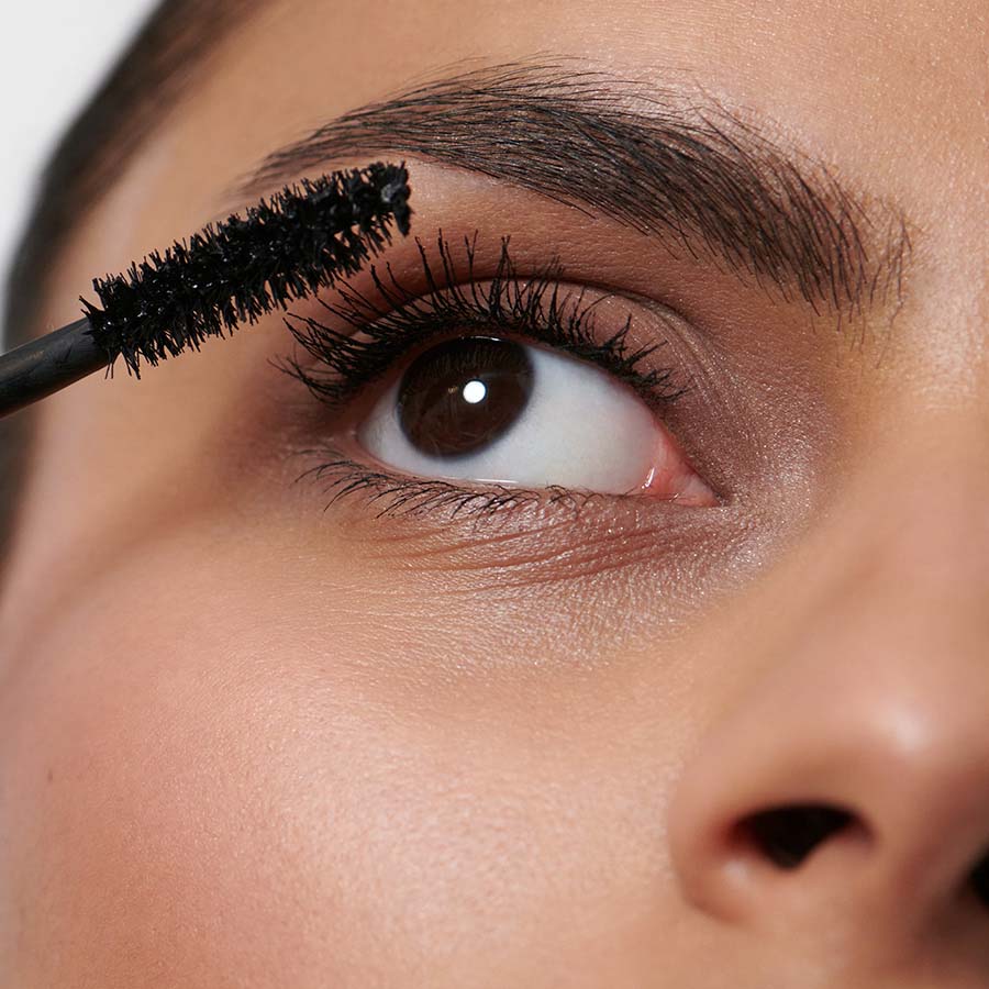 Make-Up-Anwendung-Look-5-Volume-Mascara-01-Black-2749-Webshop