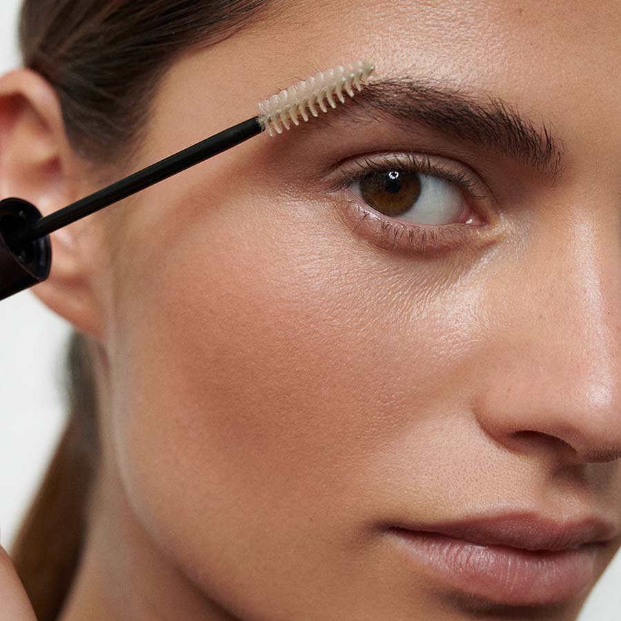 Make-Up-Anwendung-Look-2-Brow-And-Lash-Gel-00-Translucent-0743-Webshop