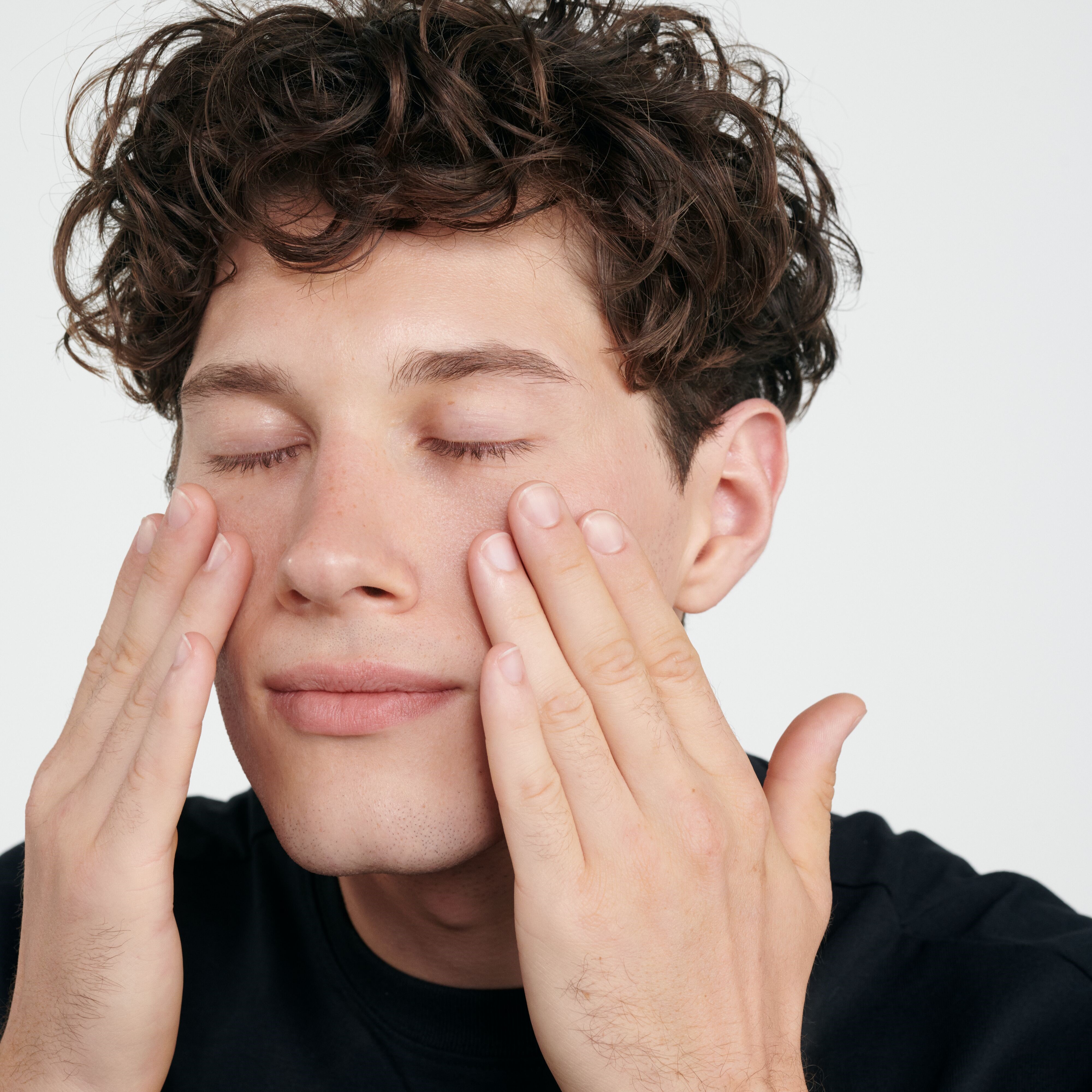 Gesichtstonikum-Model-Mannlich-Gesicht-Anwendung-0874_dic_masteruYx0HbwTQp6zk