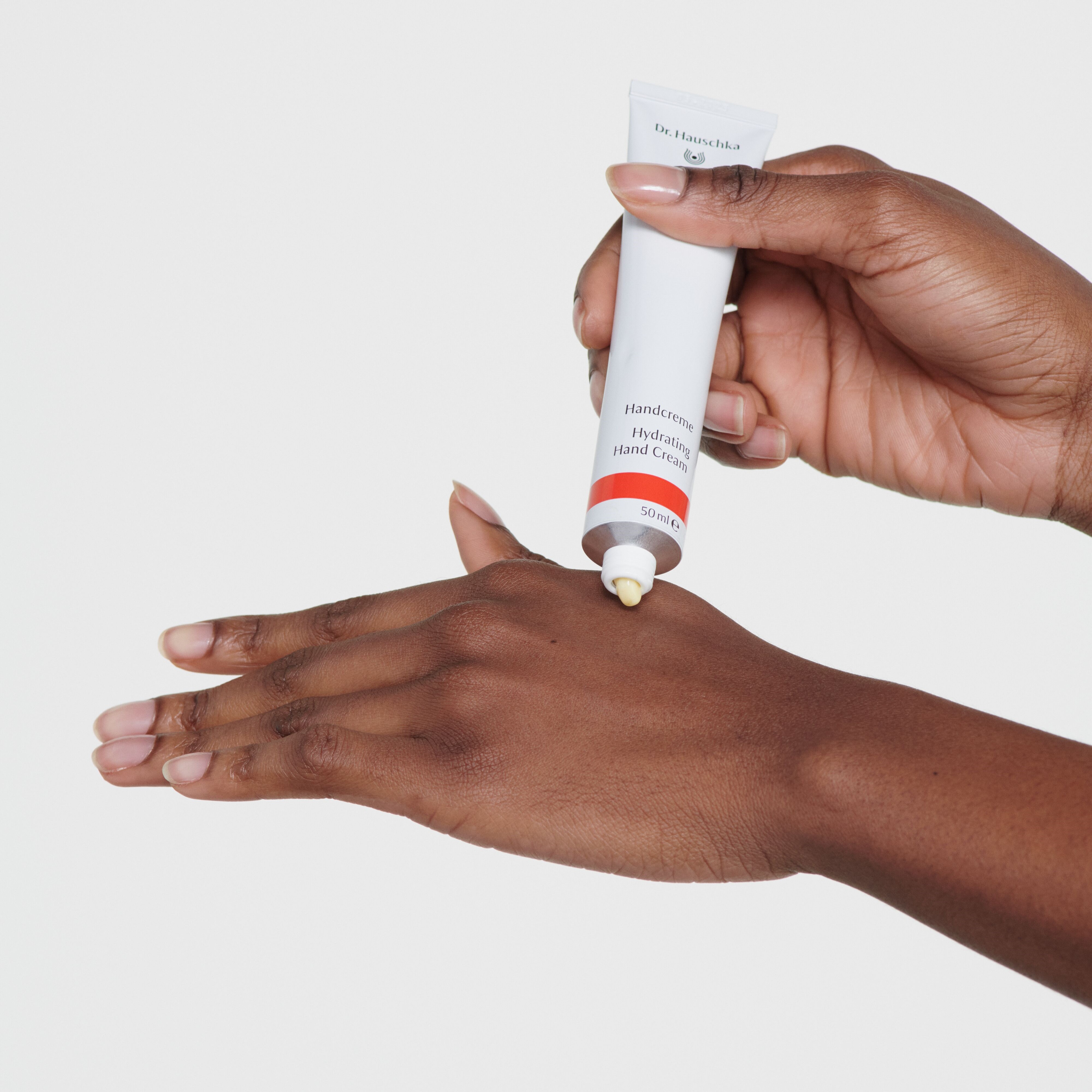 Handcreme-DE-GB-Anwendung-Textur-Hand-Model-Weiblich-Dunkelhautig-3864_dic_master