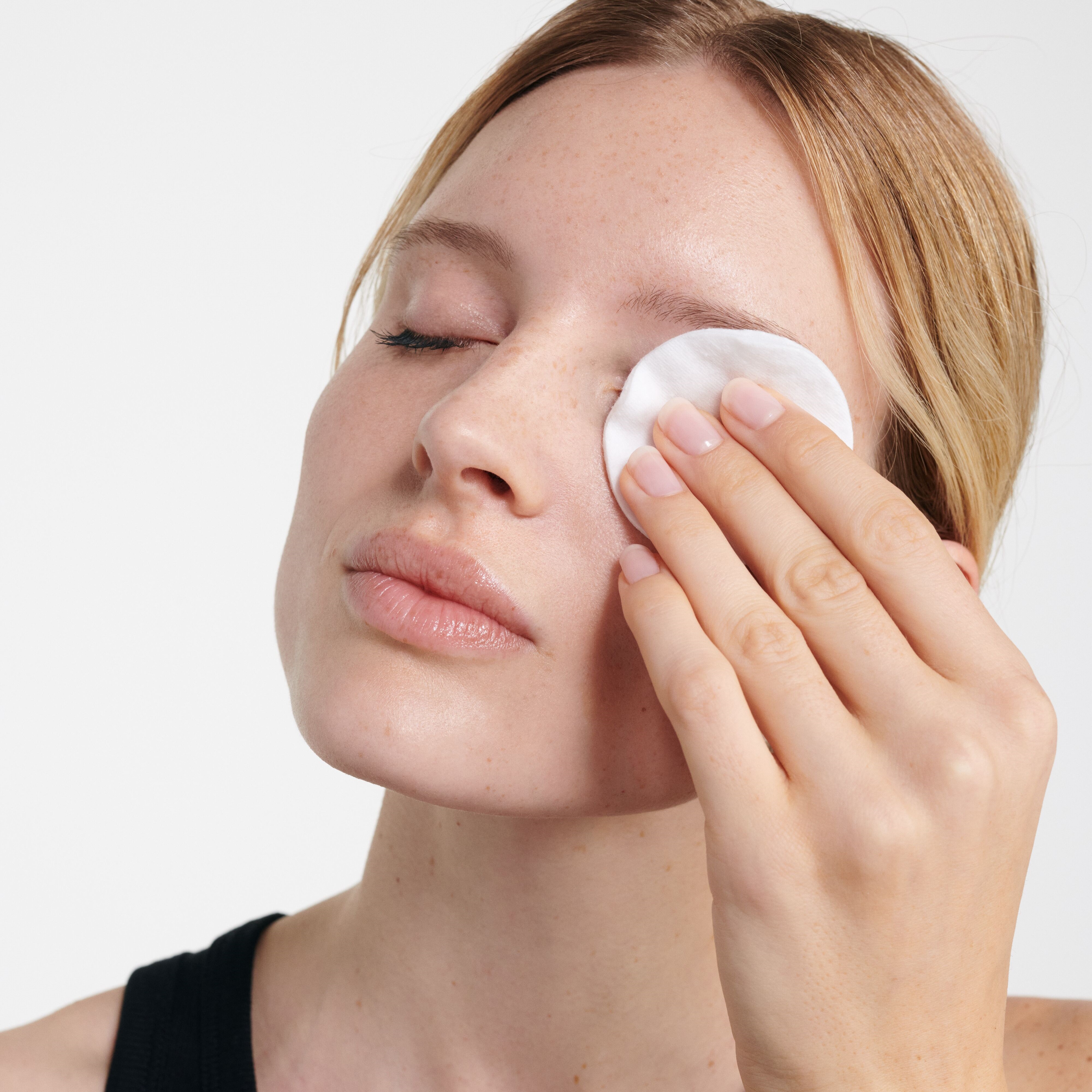 Augen-Make-up-Entferner-Model-Weiblich-Gesicht-Anwendung-1470_dic_master7yRy6GseLlpJT
